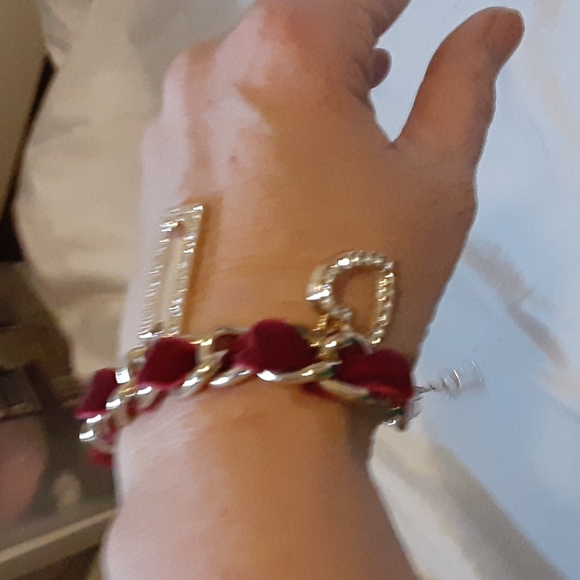 Guess red velvet and gold tone charm bracelet - Picture 6 of 9